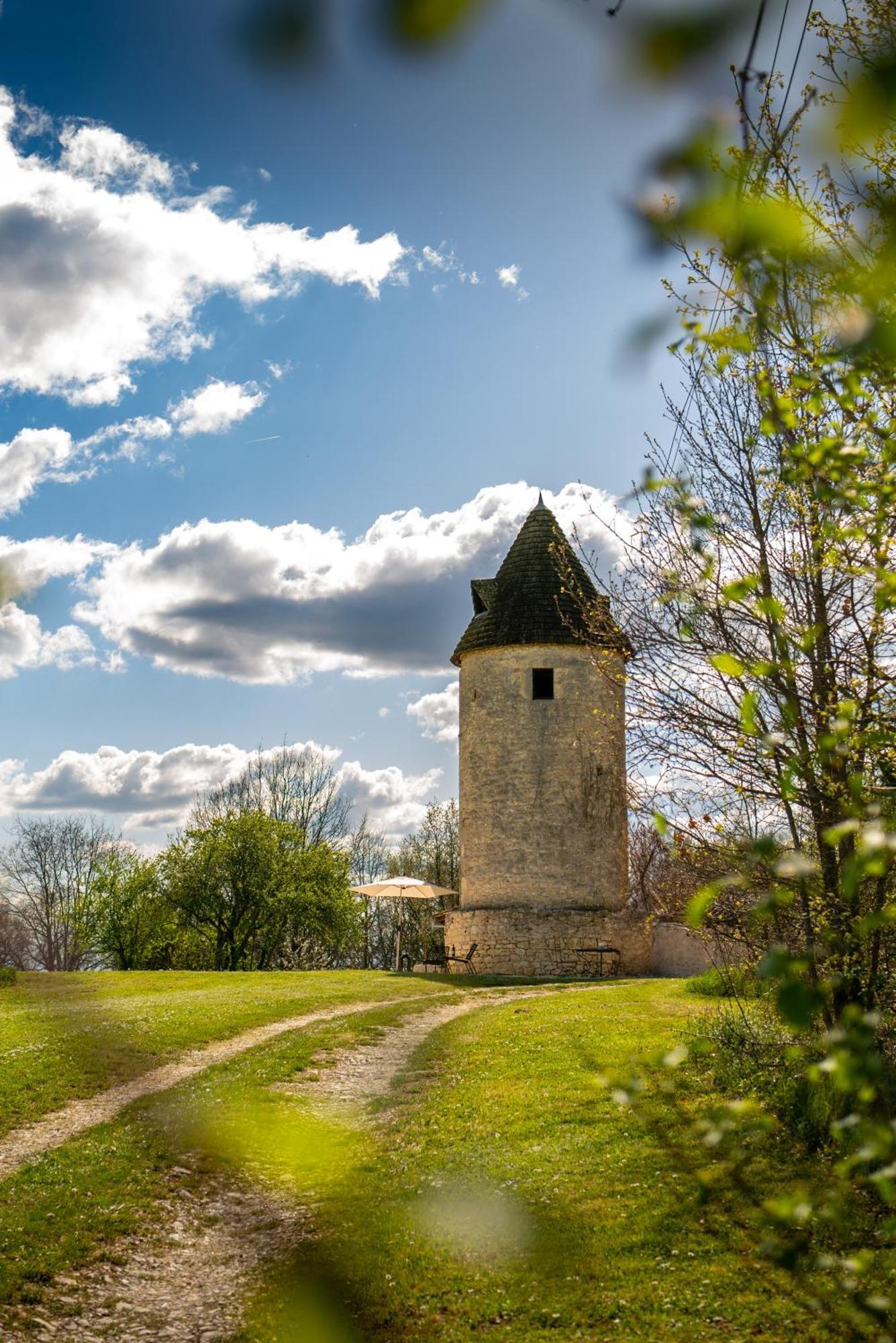Loubes-Bernac Enchanting Windmill Retreat מראה חיצוני תמונה
